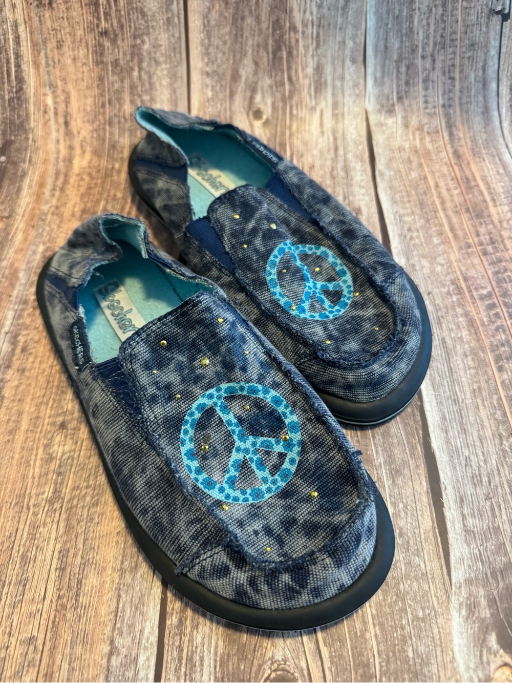 Preowned Skechers Slip on Shoes with Peace Sign Design Size 6 Item #PHK7894